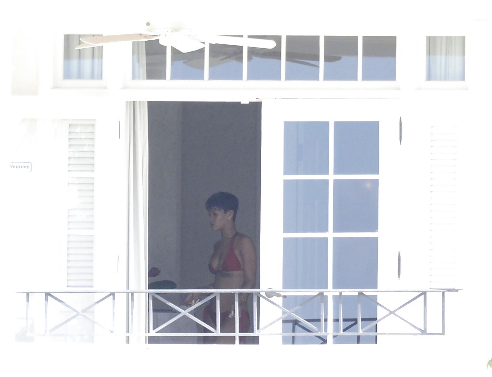 Rihanna Cul Nu Et Seins Seins Nus à Travers Son Balcon #17476495