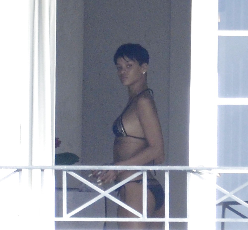 Rihanna culo nudo e tette in topless attraverso il suo balcone
 #17476498
