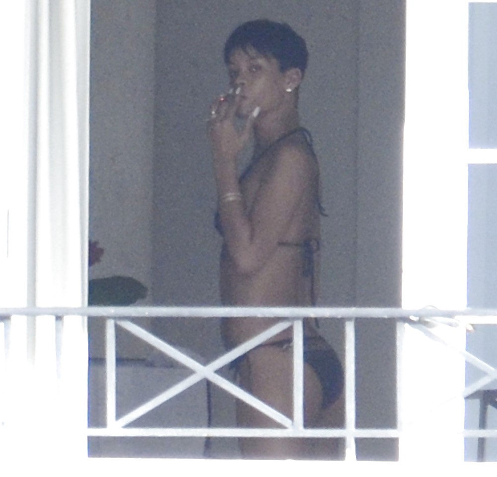 Rihanna culo desnudo y tetas en topless por su balcón
 #17476503