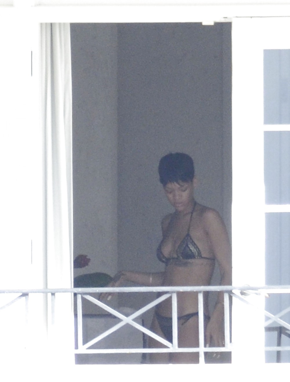 Rihanna culo desnudo y tetas en topless por su balcón
 #17476504