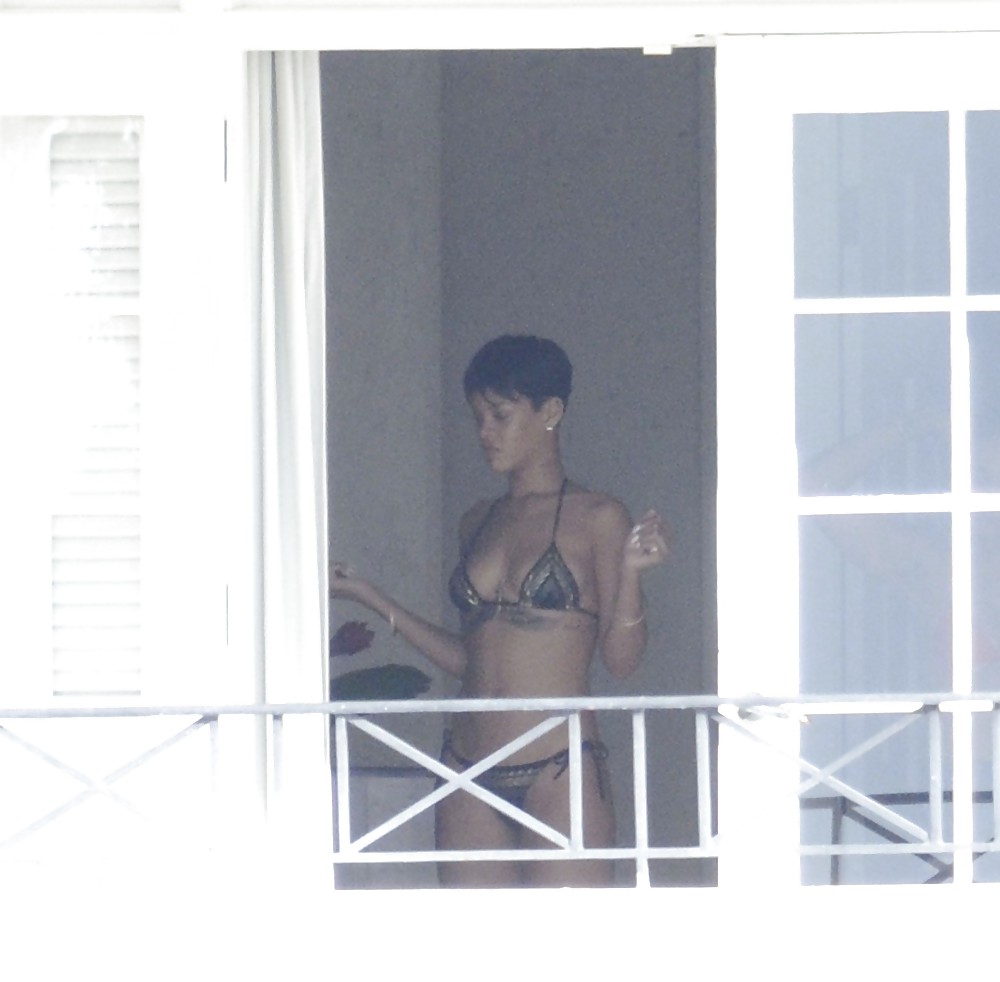 Rihanna culo desnudo y tetas en topless por su balcón
 #17476506