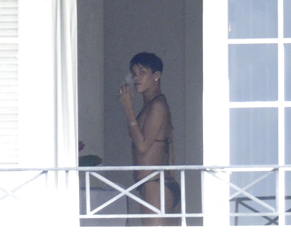 Rihanna culo nudo e tette in topless attraverso il suo balcone
 #17476509