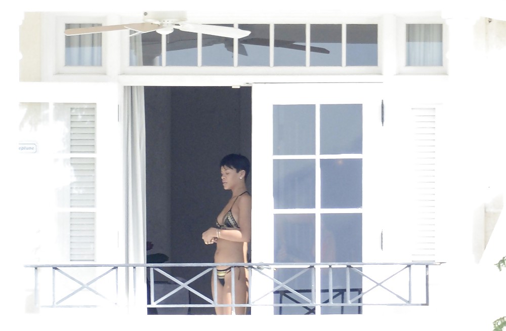 Rihanna culo desnudo y tetas en topless por su balcón
 #17476516