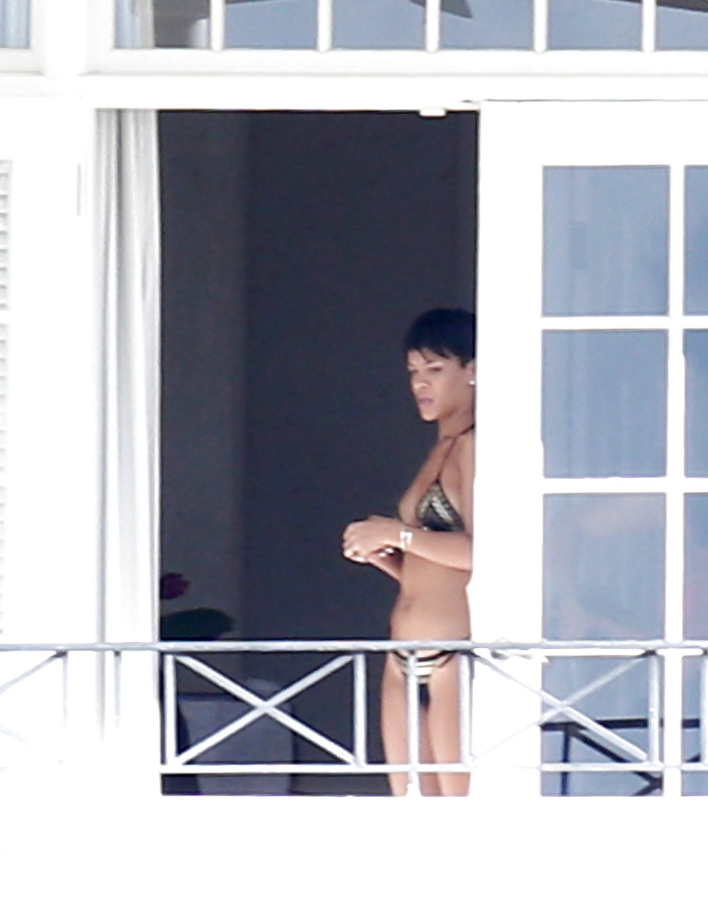 Rihanna culo desnudo y tetas en topless por su balcón
 #17476530