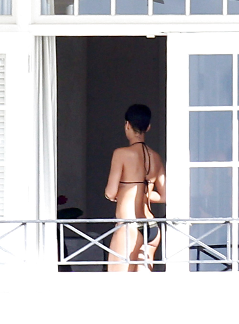 Rihanna culo desnudo y tetas en topless por su balcón
 #17476533