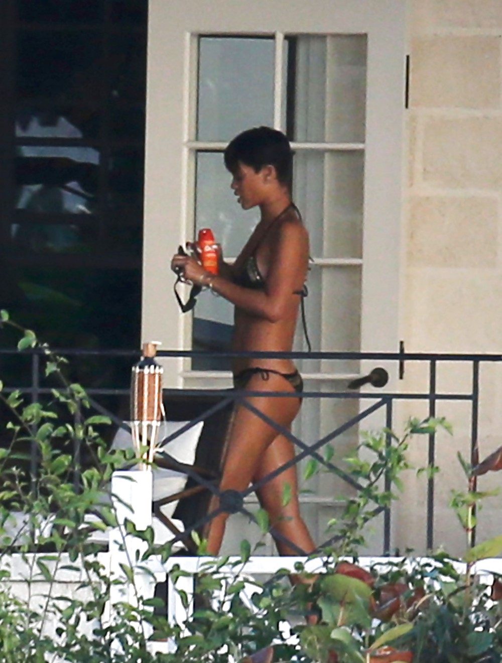 Rihanna culo desnudo y tetas en topless por su balcón
 #17476538