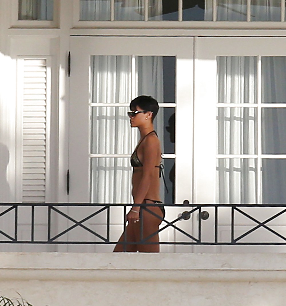 Rihanna culo desnudo y tetas en topless por su balcón
 #17476542