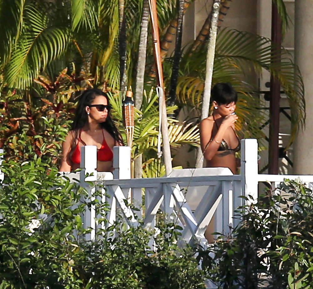 Rihanna culo desnudo y tetas en topless por su balcón
 #17476544