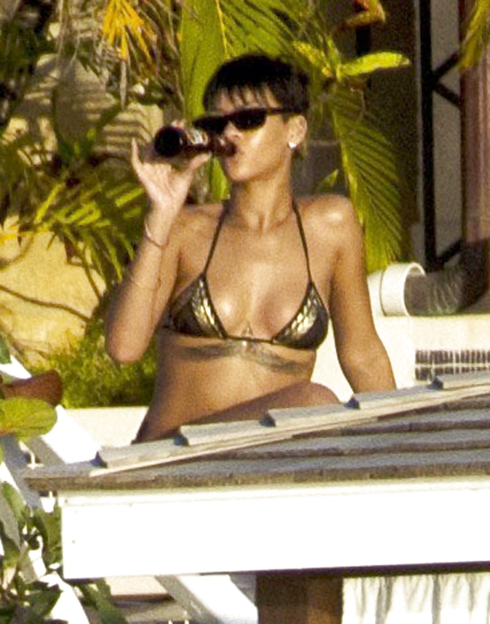 Rihanna culo desnudo y tetas en topless por su balcón
 #17476547