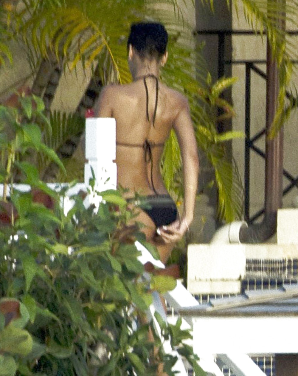Rihanna culo nudo e tette in topless attraverso il suo balcone
 #17476550