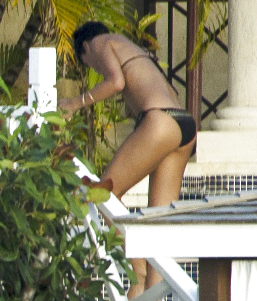 Rihanna culo desnudo y tetas en topless por su balcón
 #17476552