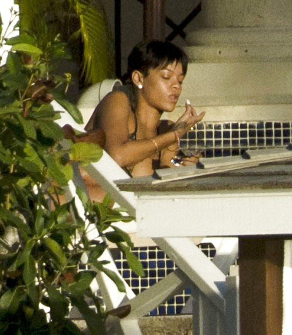 Rihanna culo desnudo y tetas en topless por su balcón
 #17476569