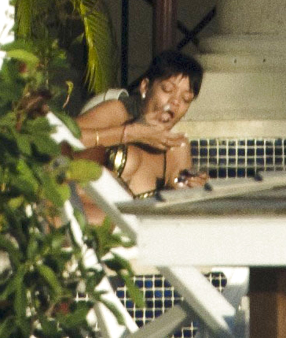 Rihanna culo nudo e tette in topless attraverso il suo balcone
 #17476574