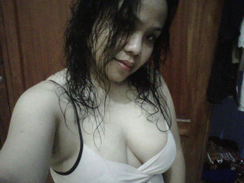 Indonesia chica rinayati jugando tetas
 #19830178