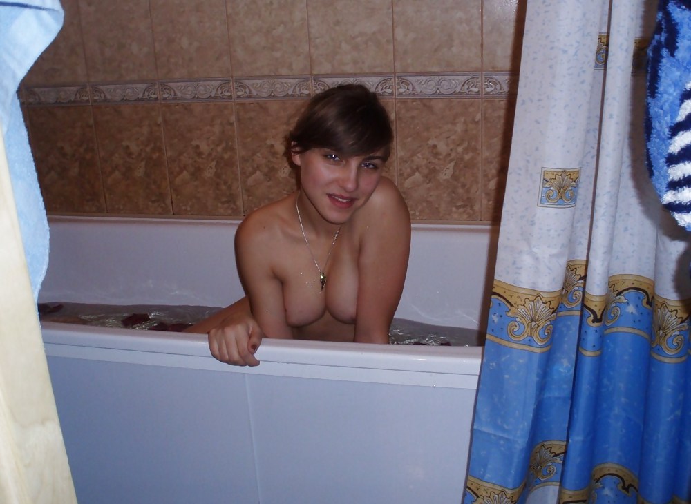 Bruna teenager amatoriale che fa il bagno
 #11493335