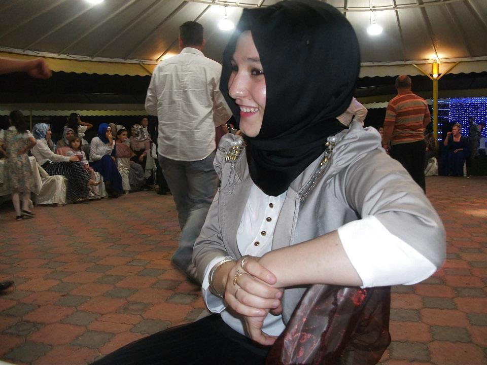 Turkish Hijab Arab Nouvelle Année Asiatique Turban Portant Avec Un Grand Album Spécial #16775921