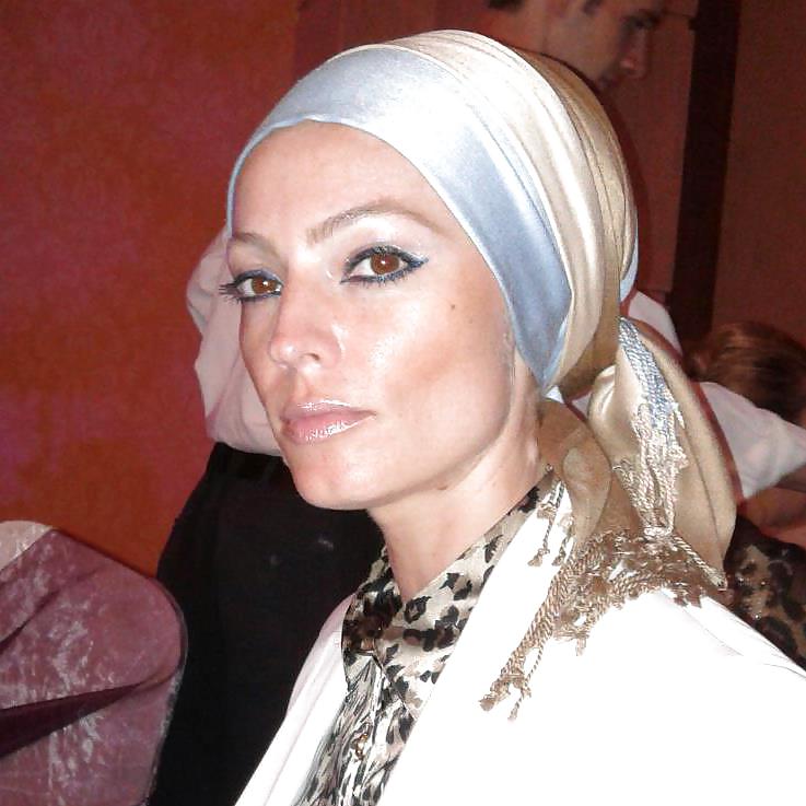 Turkish Hijab Arab Nouvelle Année Asiatique Turban Portant Avec Un Grand Album Spécial #16775952
