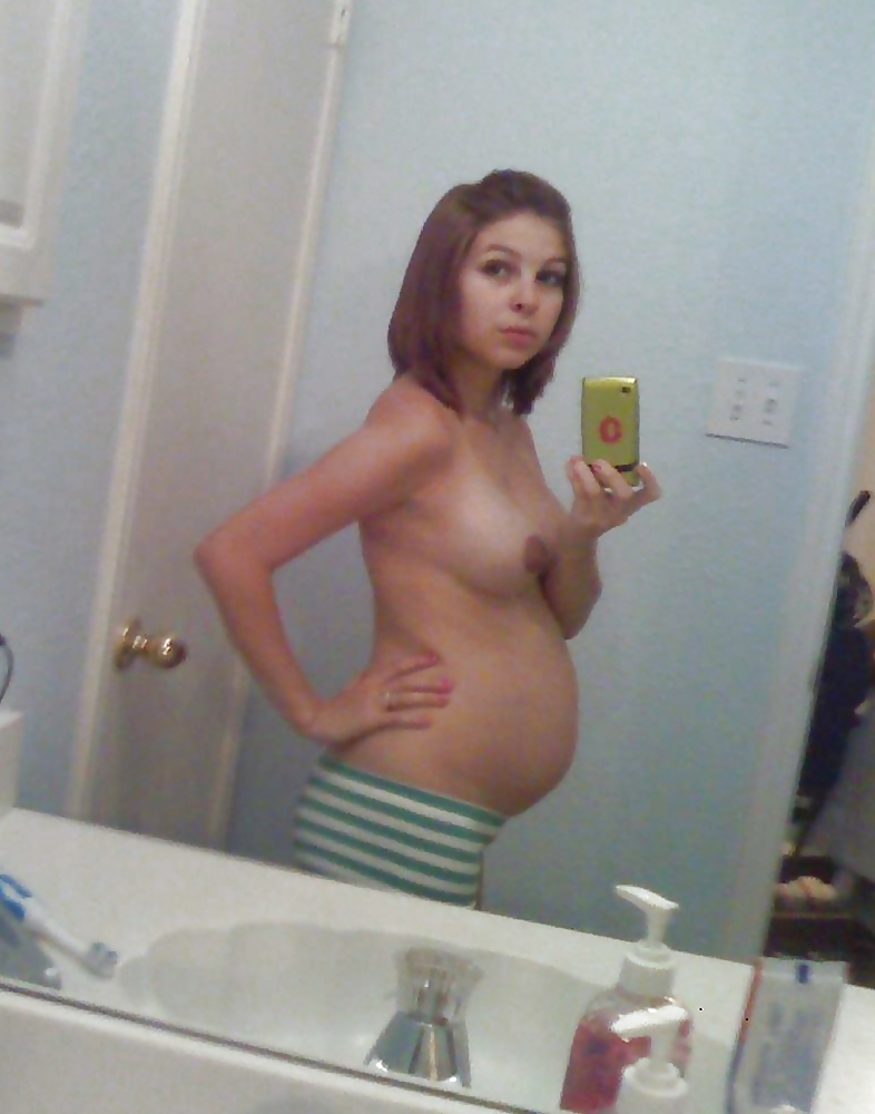 Ex novia embarazada en el espejo
 #5954260