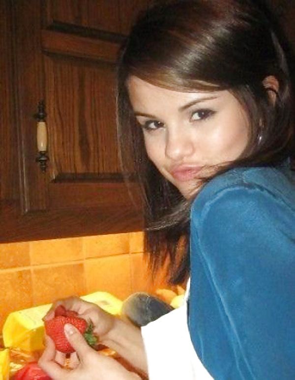 Selena #9941382