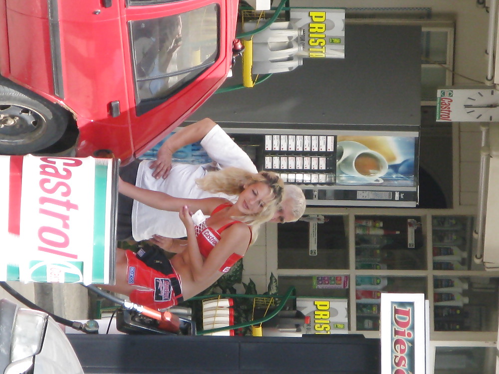 Búlgaro gasolinera jóvenes asistentes
 #5688490