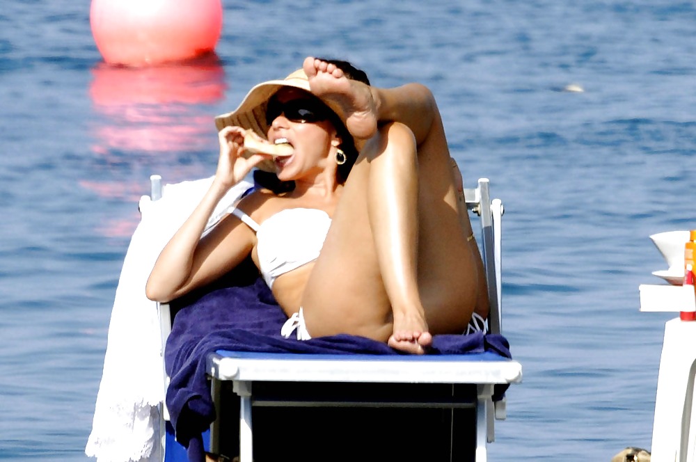 Sofia Vergara showing huge ass & cleavage in a white bikini #4026441