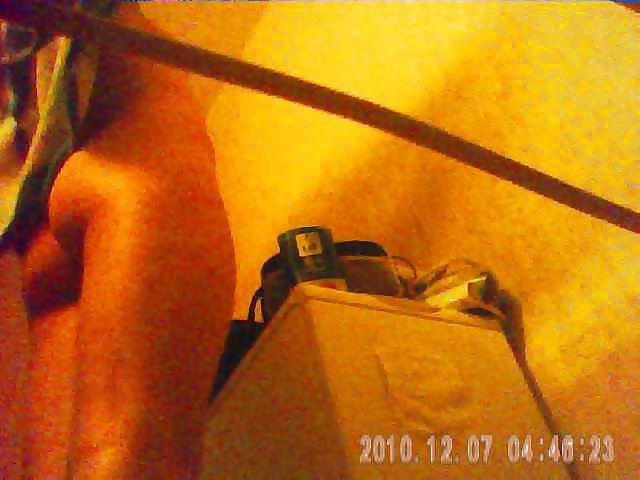 27 anni bruna con grande cespuglio catturata da una telecamera spia sotto la doccia
 #3667231