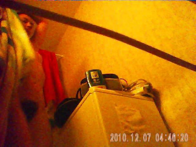 27 anni bruna con grande cespuglio catturata da una telecamera spia sotto la doccia
 #3667262