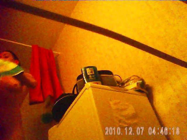 27 anni bruna con grande cespuglio catturata da una telecamera spia sotto la doccia
 #3667300