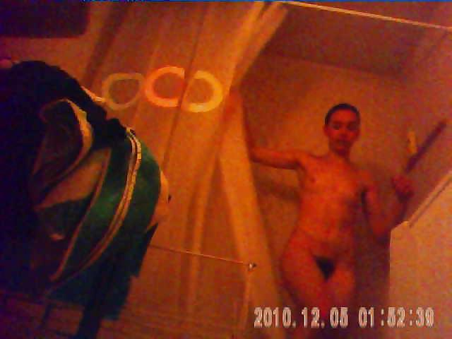 27 anni bruna con grande cespuglio catturata da una telecamera spia sotto la doccia
 #3667324