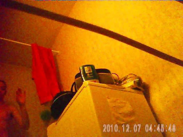 27 anni bruna con grande cespuglio catturata da una telecamera spia sotto la doccia
 #3667337