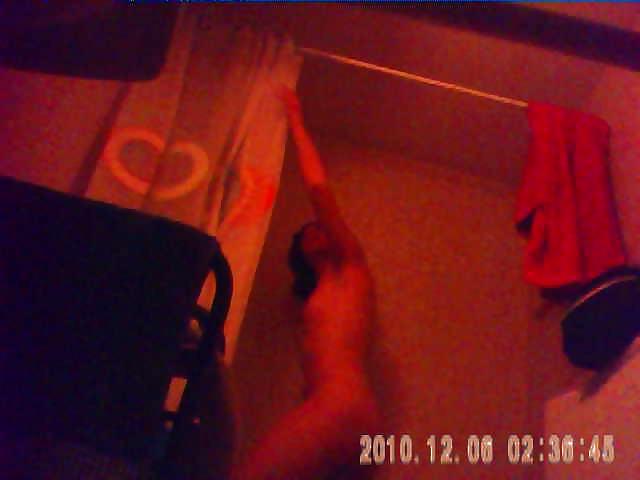 27 anni bruna con grande cespuglio catturata da una telecamera spia sotto la doccia
 #3667360