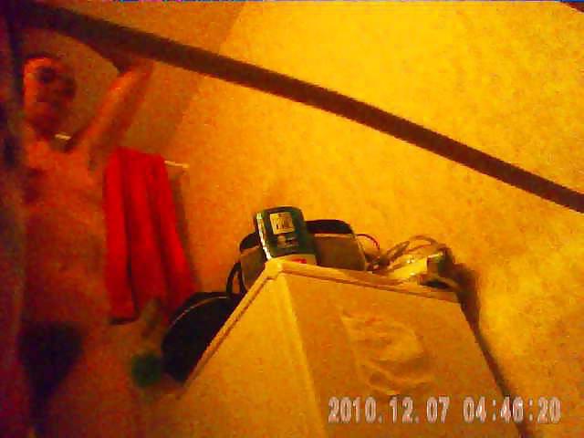 27 anni bruna con grande cespuglio catturata da una telecamera spia sotto la doccia
 #3667393