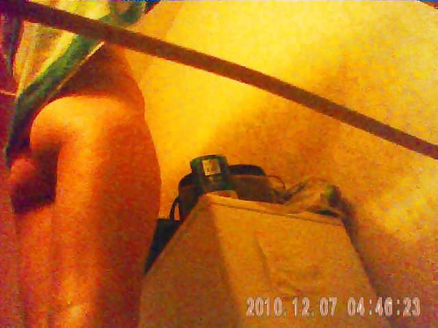 27 anni bruna con grande cespuglio catturata da una telecamera spia sotto la doccia
 #3667420