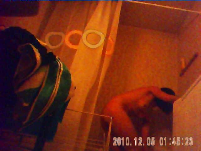 27 anni bruna con grande cespuglio catturata da una telecamera spia sotto la doccia
 #3667445