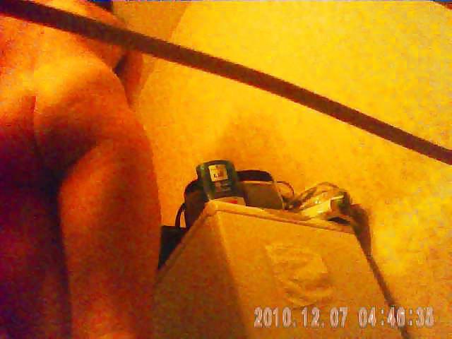 27 anni bruna con grande cespuglio catturata da una telecamera spia sotto la doccia
 #3667461
