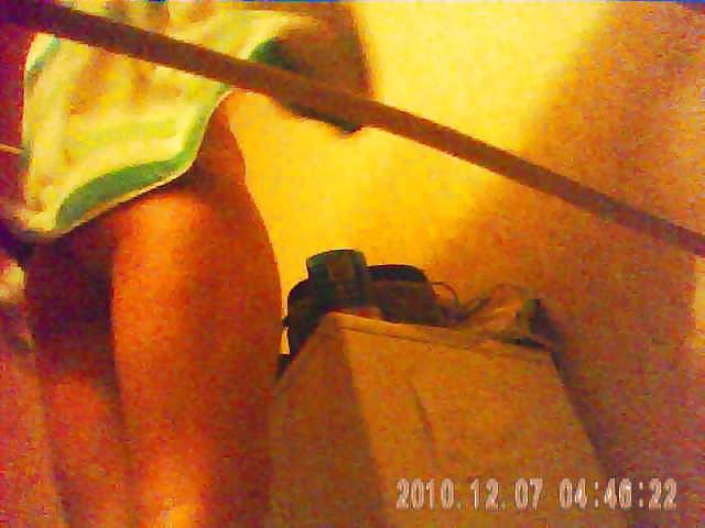 27 anni bruna con grande cespuglio catturata da una telecamera spia sotto la doccia
 #3667527
