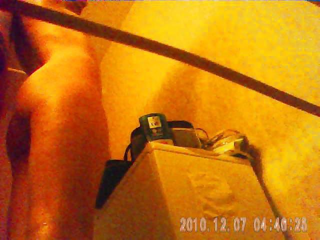 27 anni bruna con grande cespuglio catturata da una telecamera spia sotto la doccia
 #3667535
