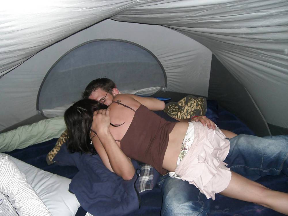 jeunes Ayant Du Plaisir En Vacances (camping) #11503092