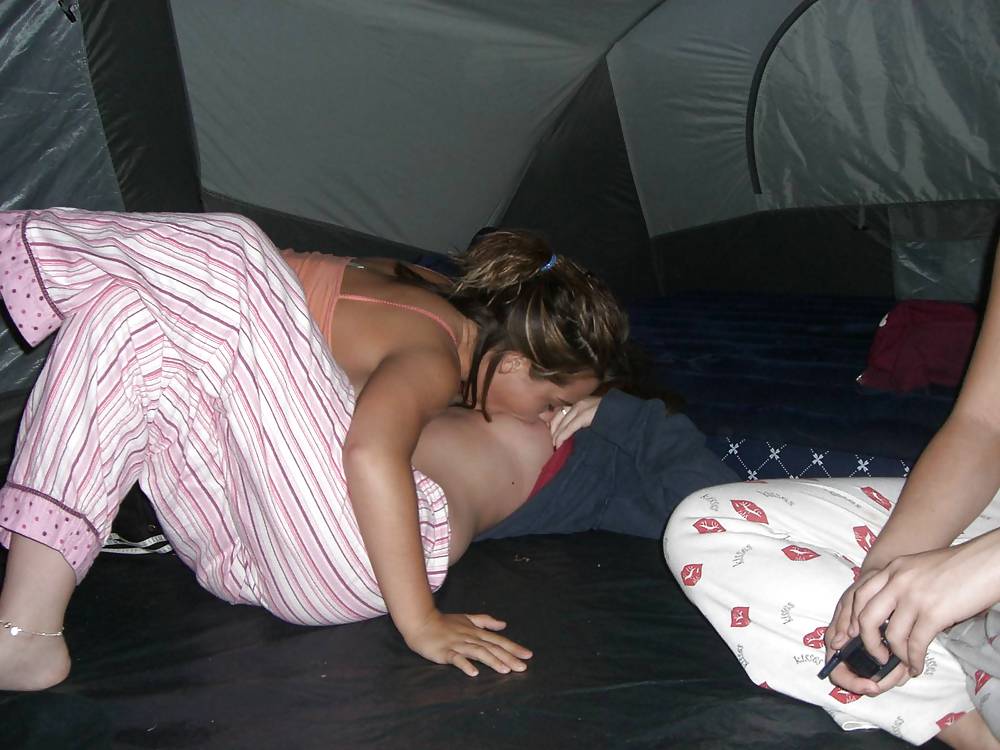jeunes Ayant Du Plaisir En Vacances (camping) #11503222