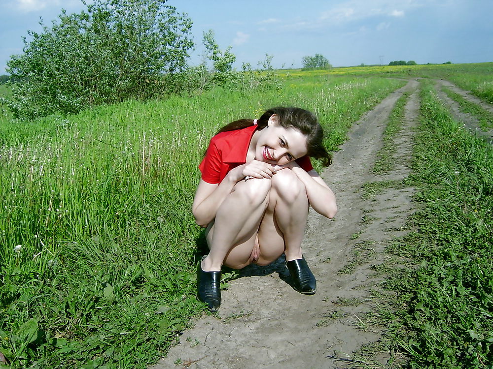 Ragazza di campagna in rosso
 #4545170