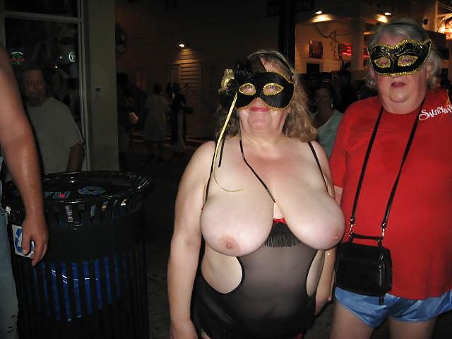 休日のおばあちゃんたち 
 #12922288