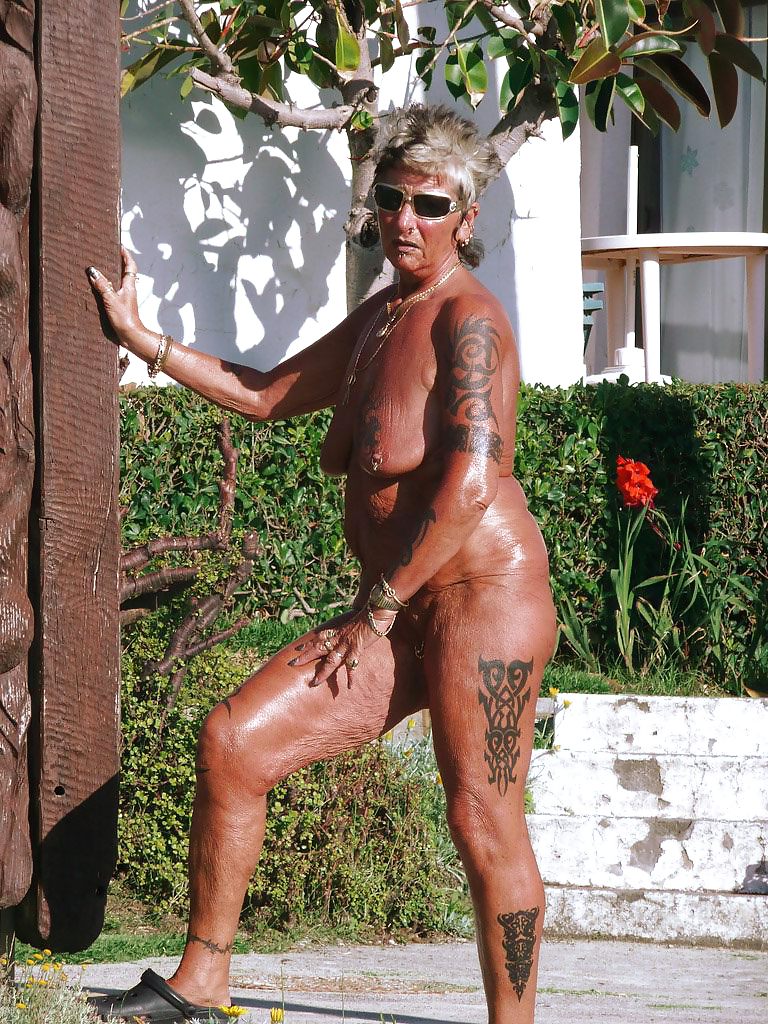 休日のおばあちゃんたち 
 #12922312