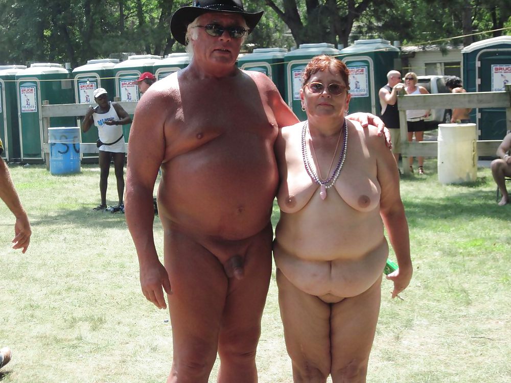 休日のおばあちゃんたち 
 #12922338