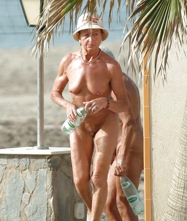 休日のおばあちゃんたち 
 #12922440