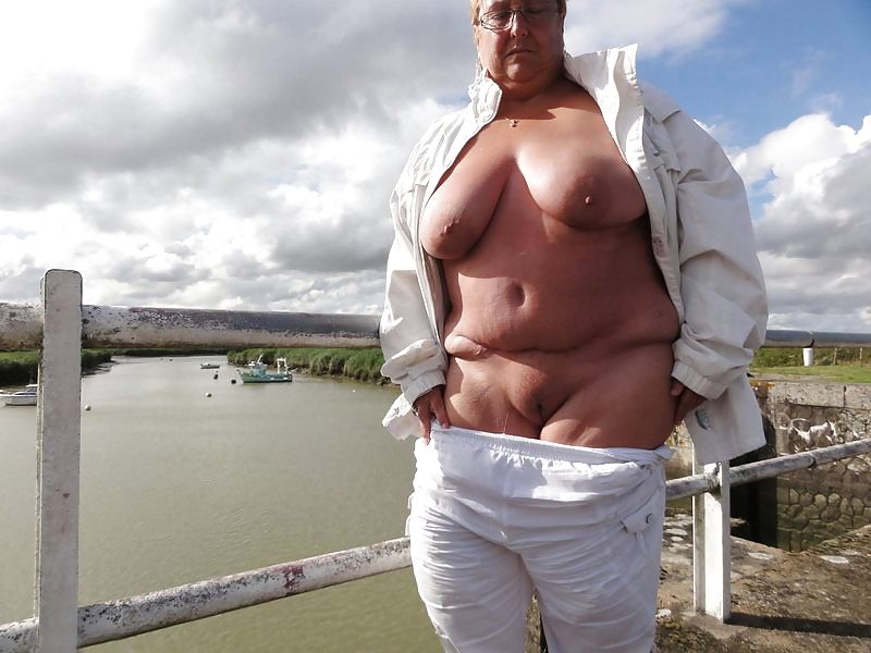 休日のおばあちゃんたち 
 #12922460