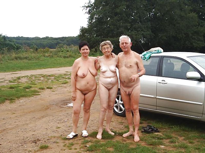 休日のおばあちゃんたち 
 #12922512