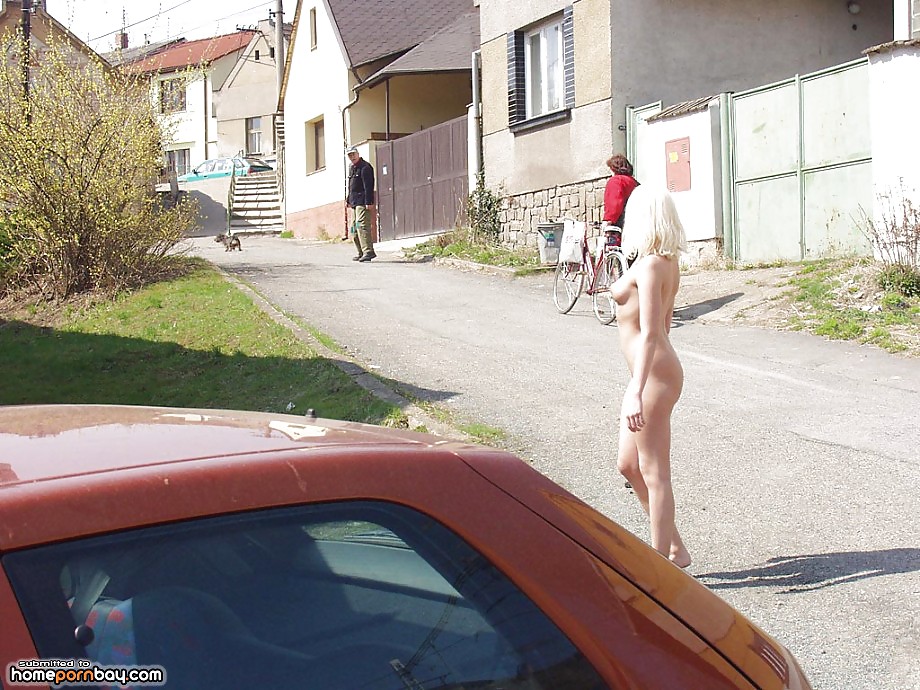 Bionda nuda in pubblico
 #17050128