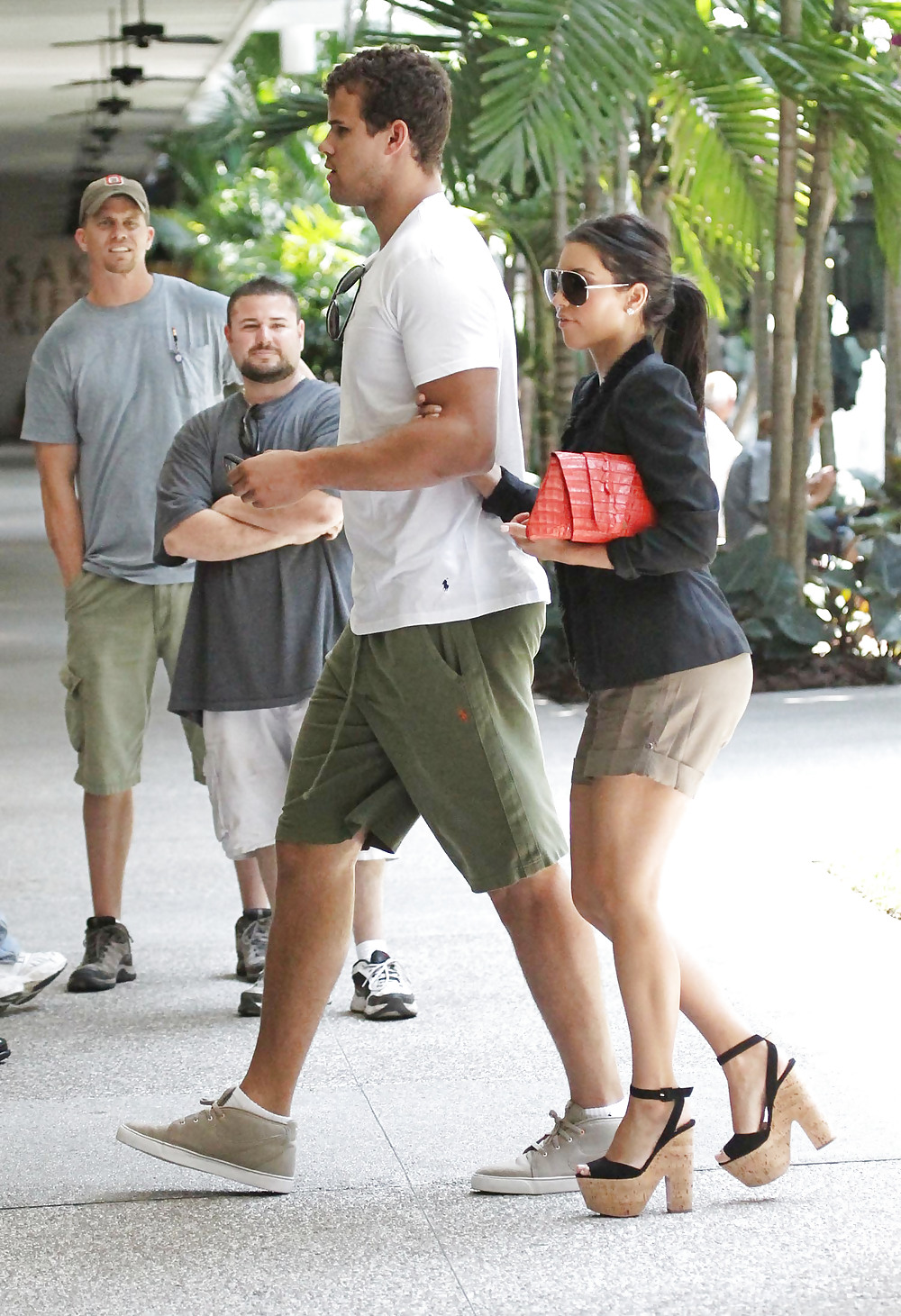Kim Kardashian Longues Jambes Sur Déjeunant à Miami #3901818