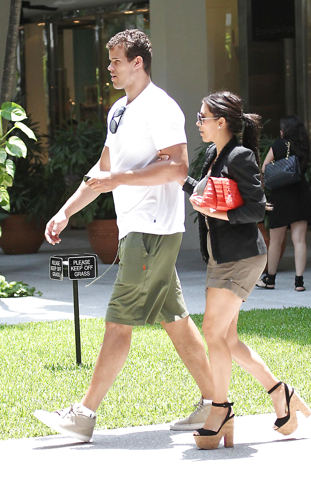 Kim kardashian leggy out lunching in miami
 #3901916