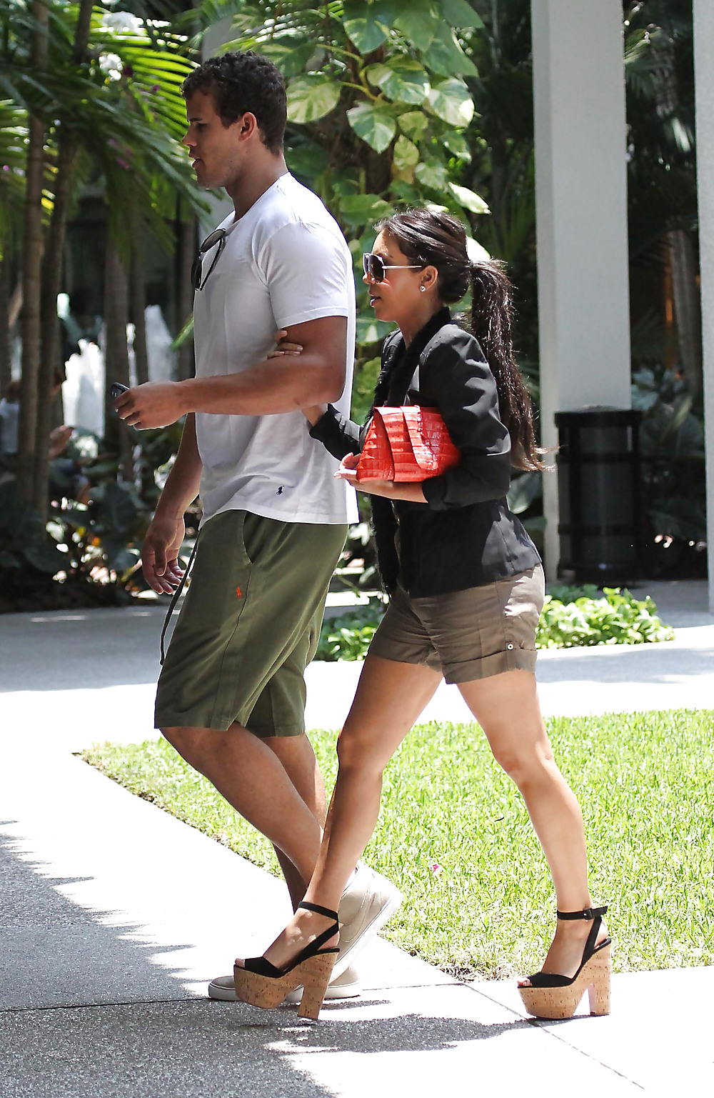 Kim Kardashian Longues Jambes Sur Déjeunant à Miami #3901933